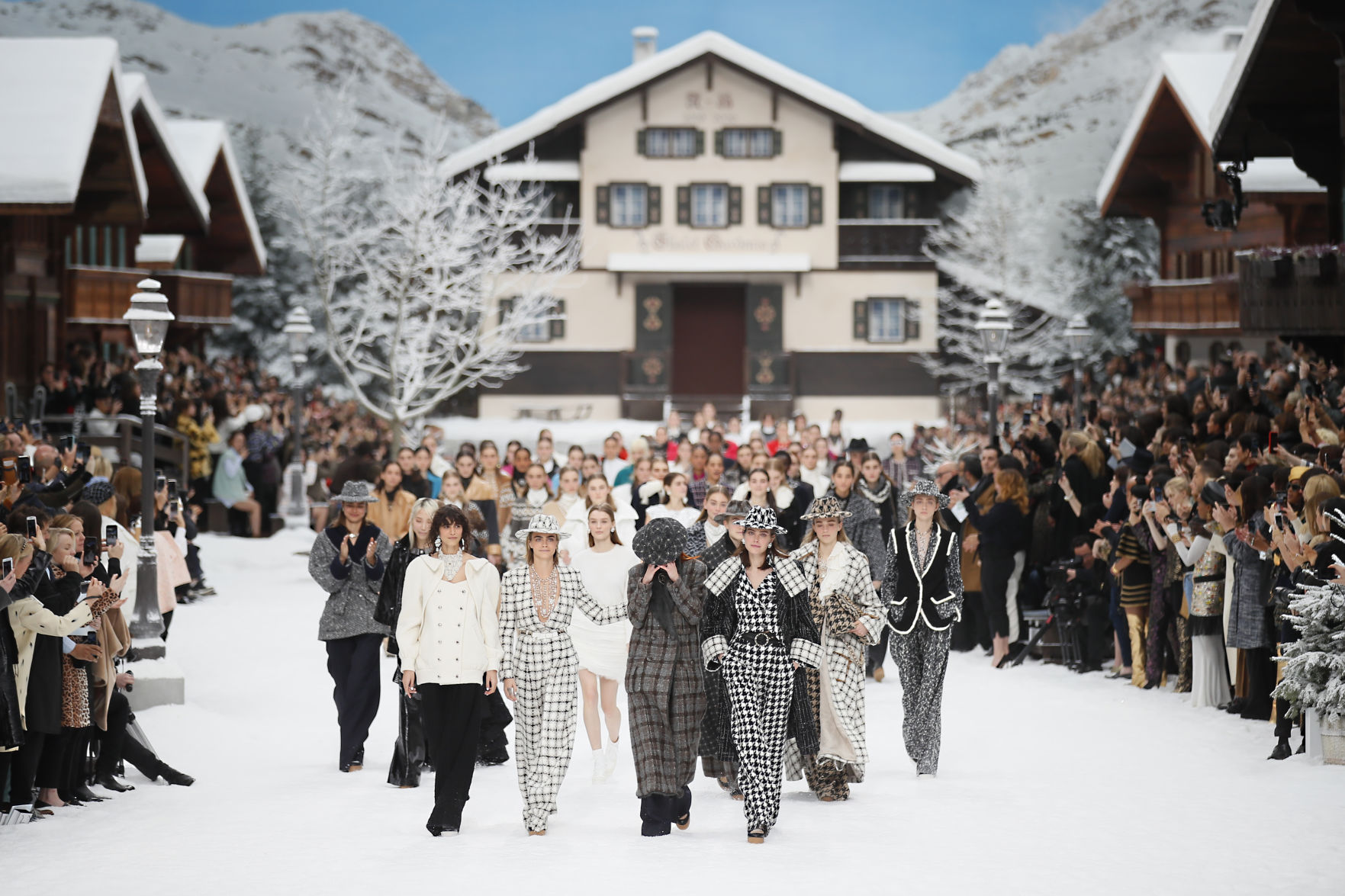 Paris Fashion 2019 F/W Chanel